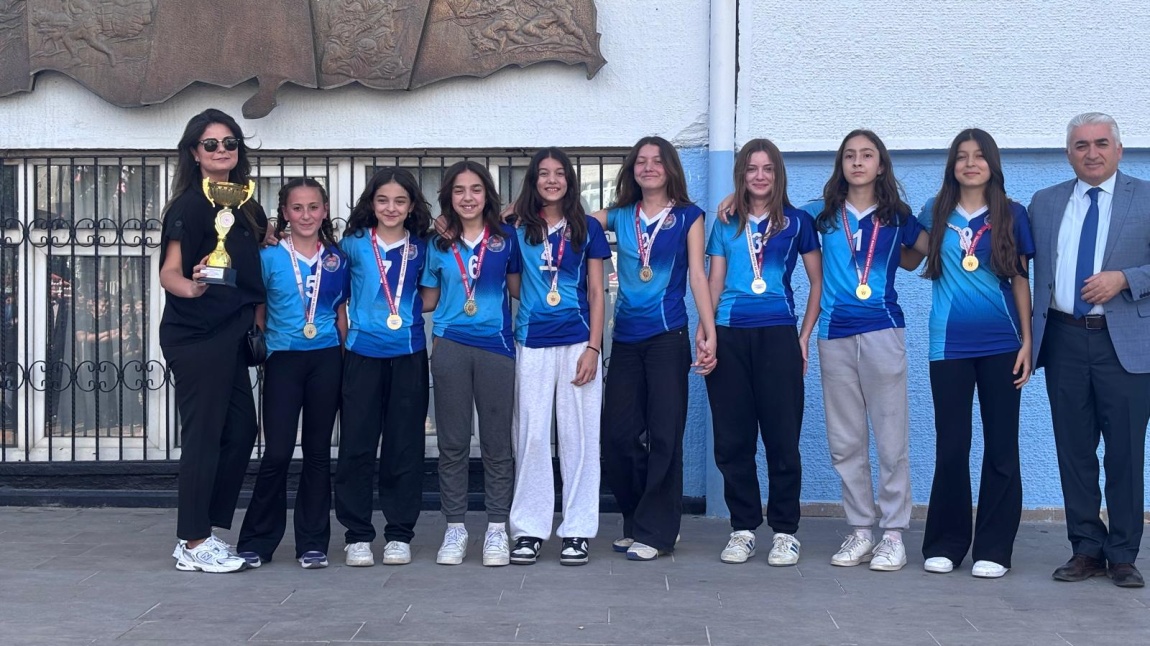 KIZLARIMIZ ANKARA ÇANKAYA İLÇE VOLEYBOL ŞAMPİYONU OLARAK BİZLERİ GURURLANDIRDI VE MADALYALARINI TÖRENLE ALDILAR